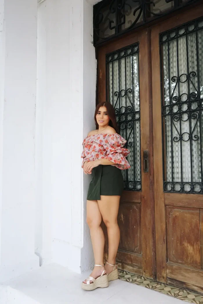 FALDA SHORT MILITARY - BLUSA PRIMAVERA FLORAL (1)